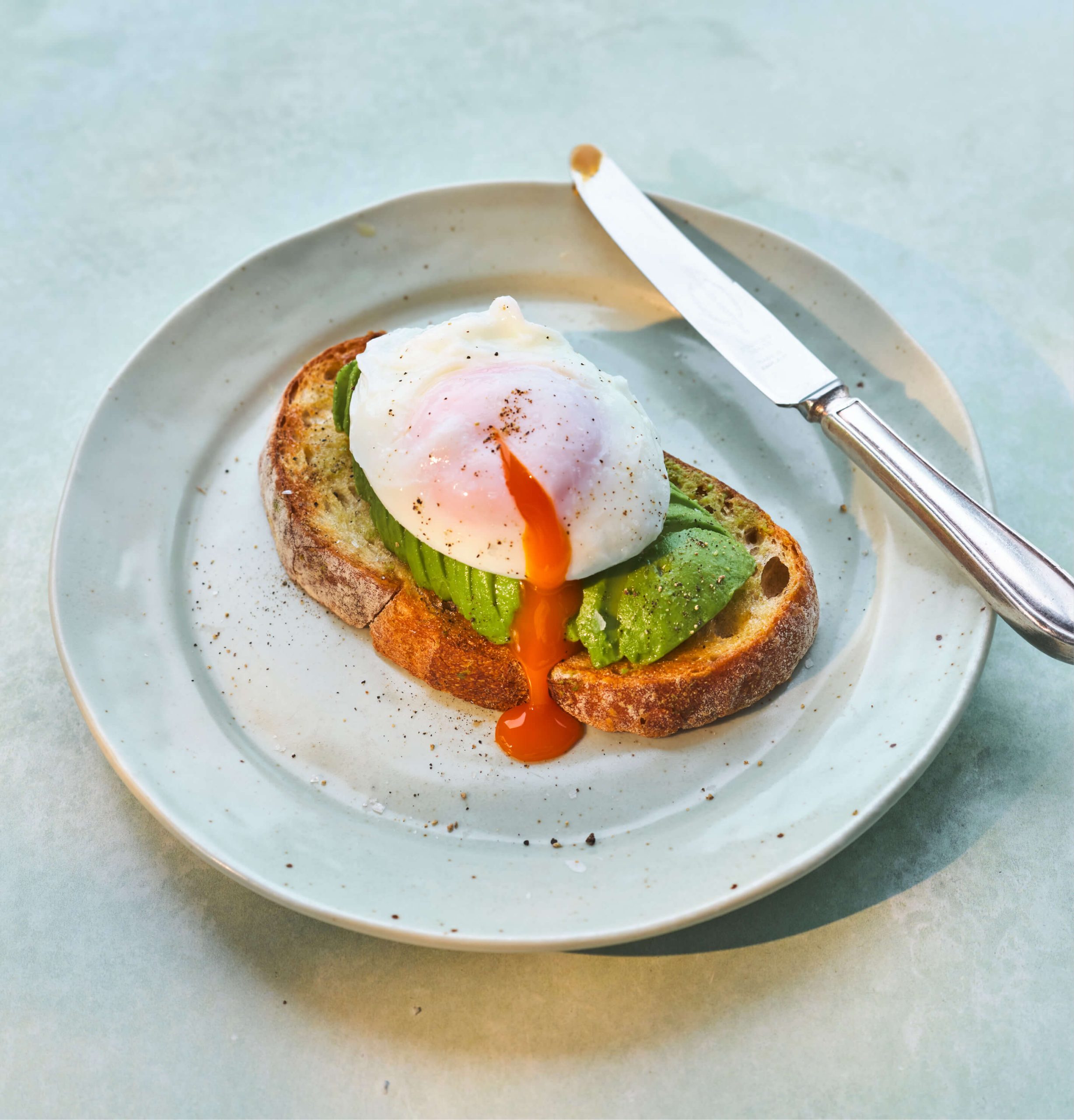POACHED EGG ON TOAST WITH AVOCADAO