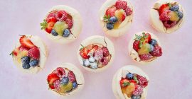 Meringue muffins with lemon curd