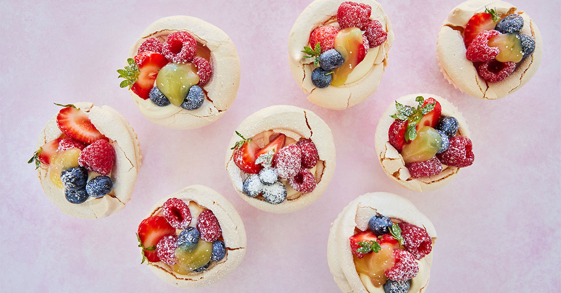 Meringue muffins with lemon curd