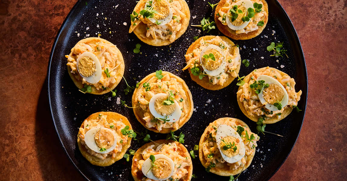 Quails’ egg blinis